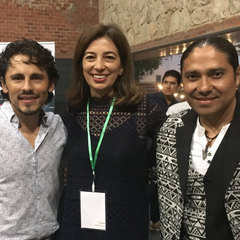 Actores David Andrade y Amaruk Kaishapanta con María Cristina Carrillo