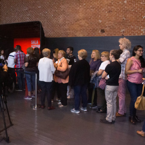 Personas esperando para entrar