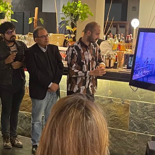 Mirando el trailer en presentación ante los medios, en restaurante Ayahuashka