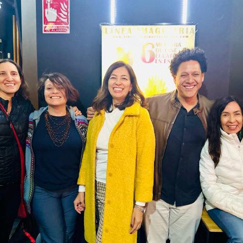 Miembros del equipo de Línea Imaginaria con la cineasta invitada Melina Washima